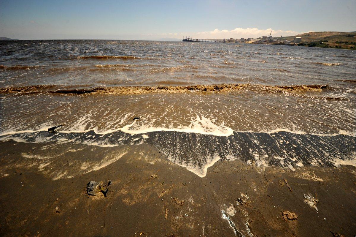 Balıkesir sahillerinde kumların rengi siyaha döndü