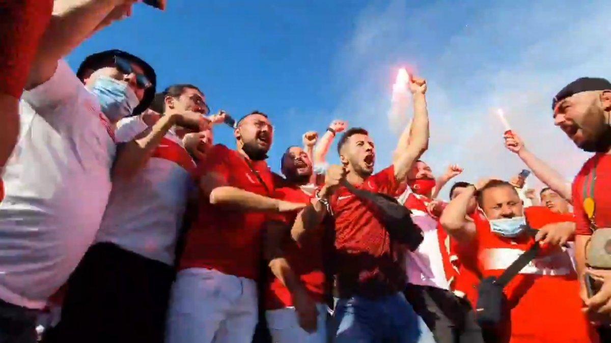 İtalya'da Bakan Kasapoğlu taraftarlara üçlü çektirdi