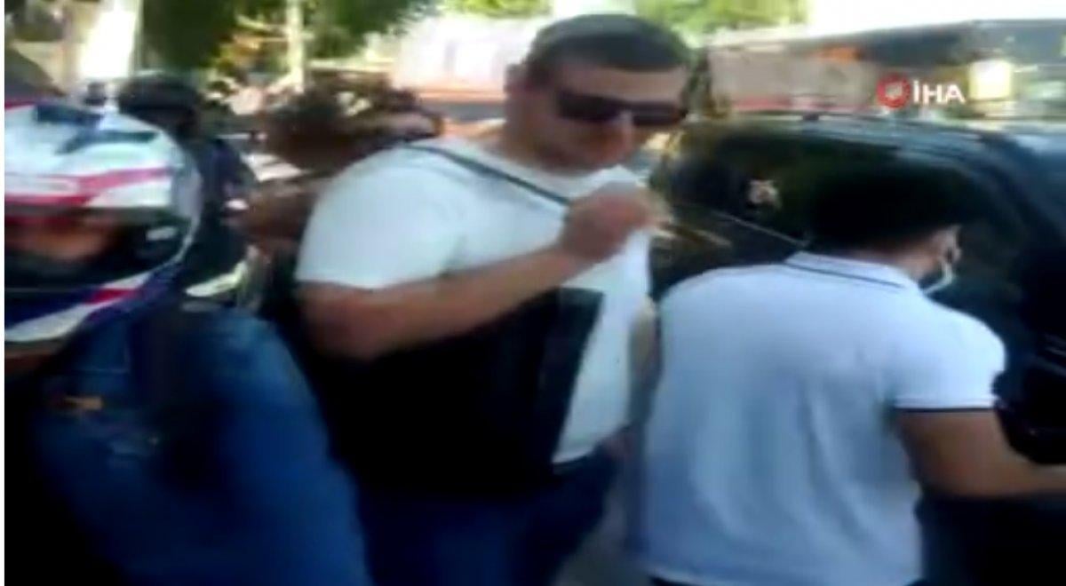 Beşiktaş'taki yaya, kaldırımdan geçen motosikletliyle tartıştı