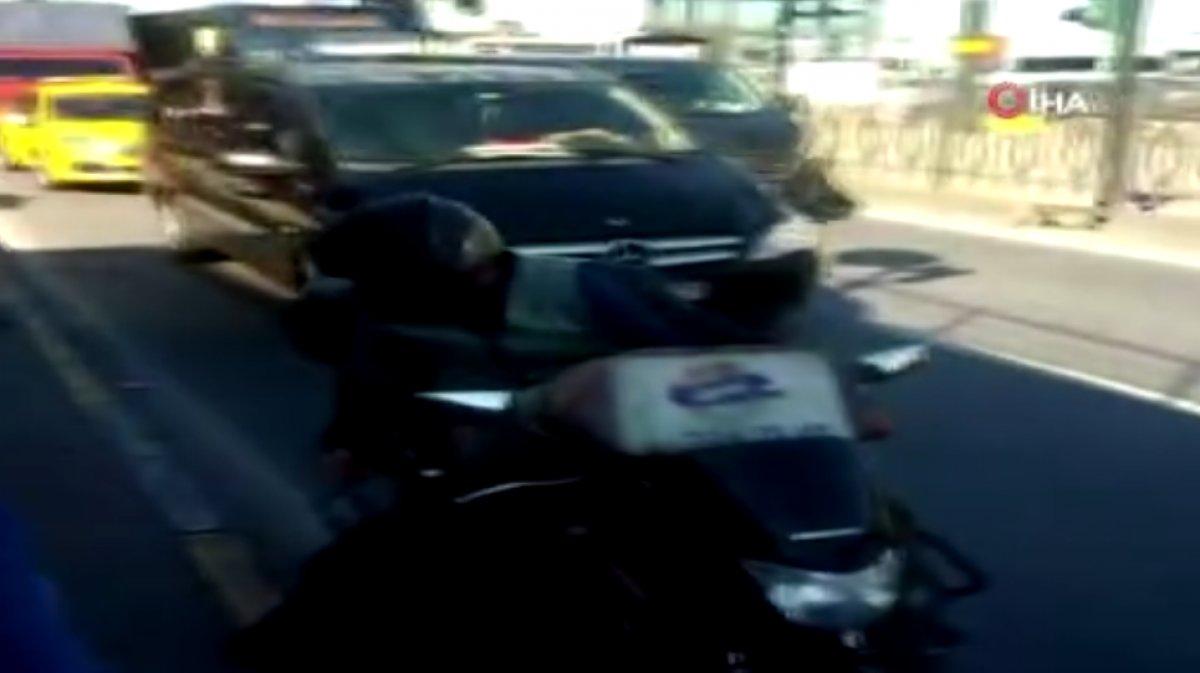 Beşiktaş'taki yaya, kaldırımdan geçen motosikletliyle tartıştı