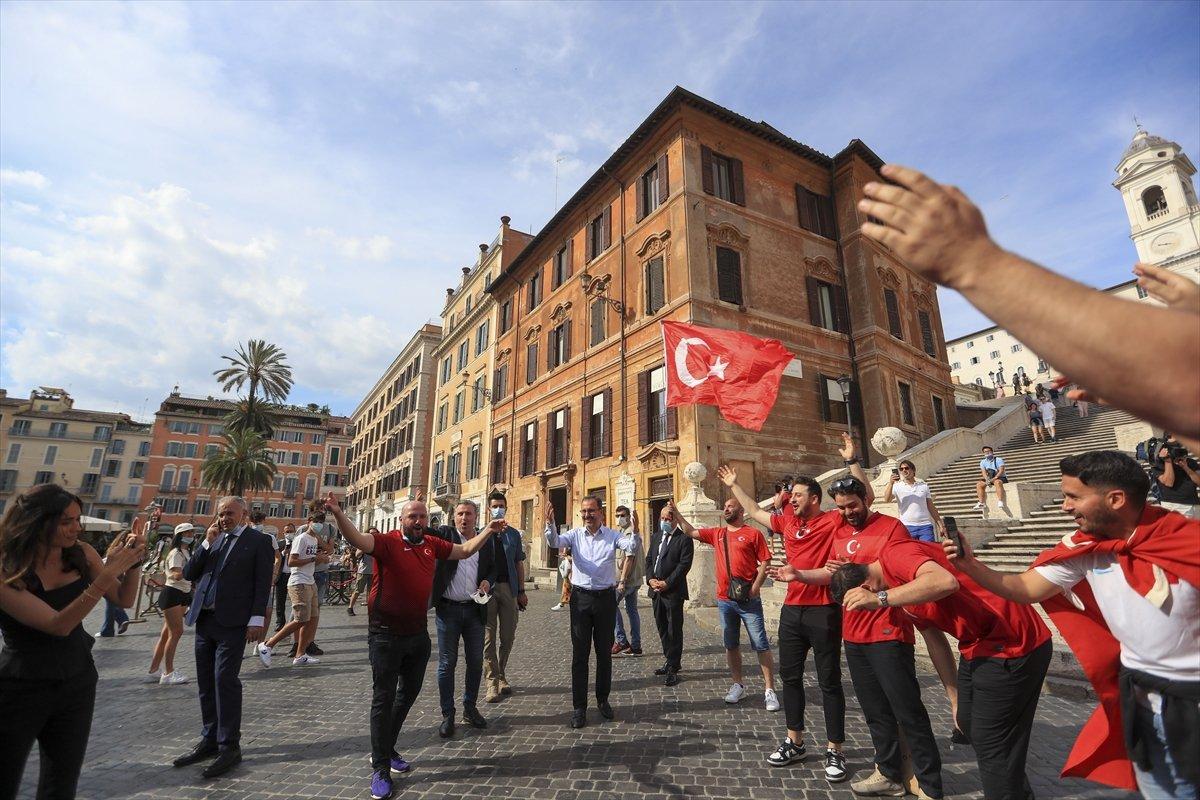 İtalya'da Bakan Kasapoğlu taraftarlara üçlü çektirdi