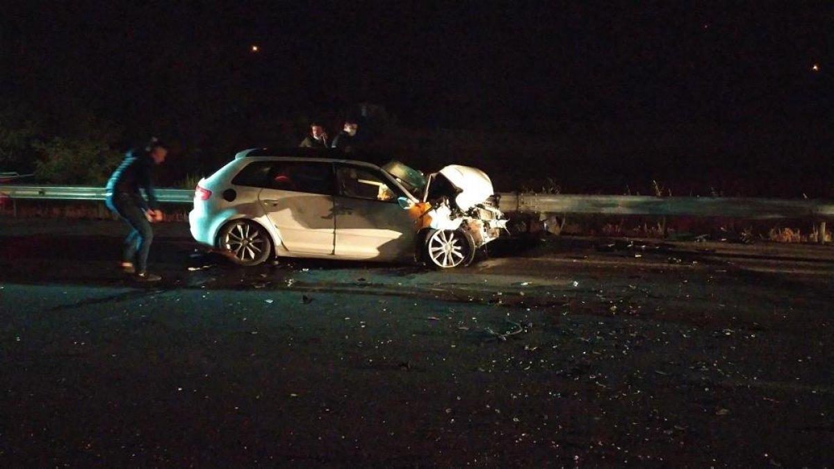 Uşak'ta, ters yöne giren alkollü sürücü tıra çarptı