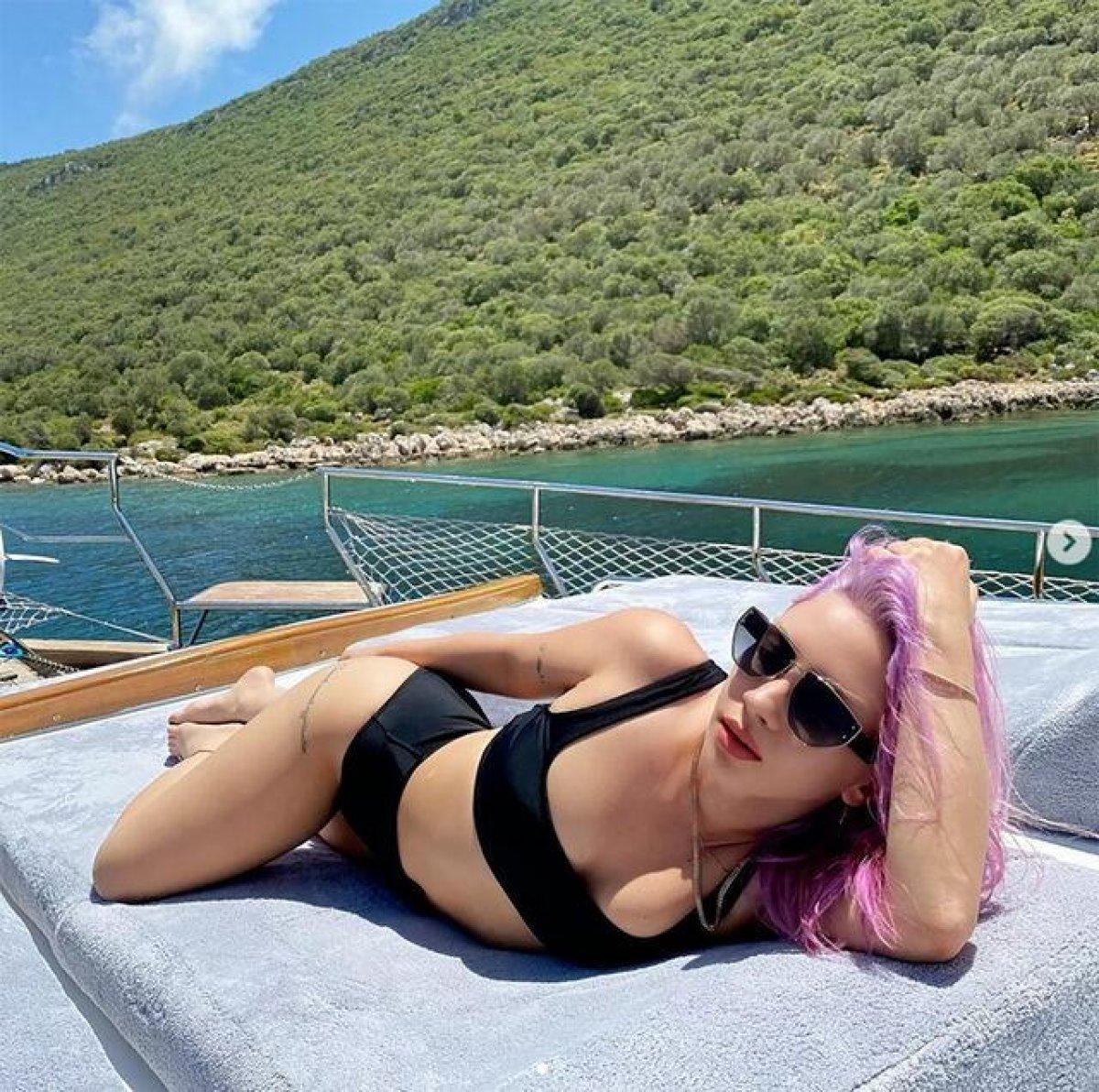 Ece Seçkin'den tekne pozları