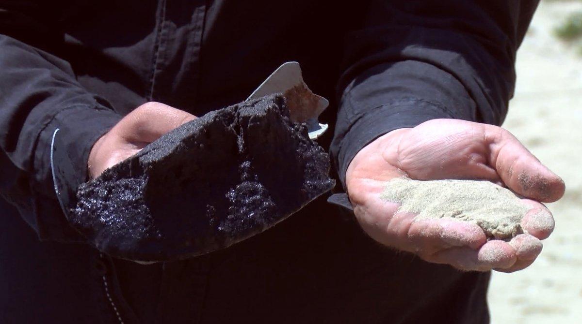 Balıkesir sahillerinde kumların rengi siyaha döndü