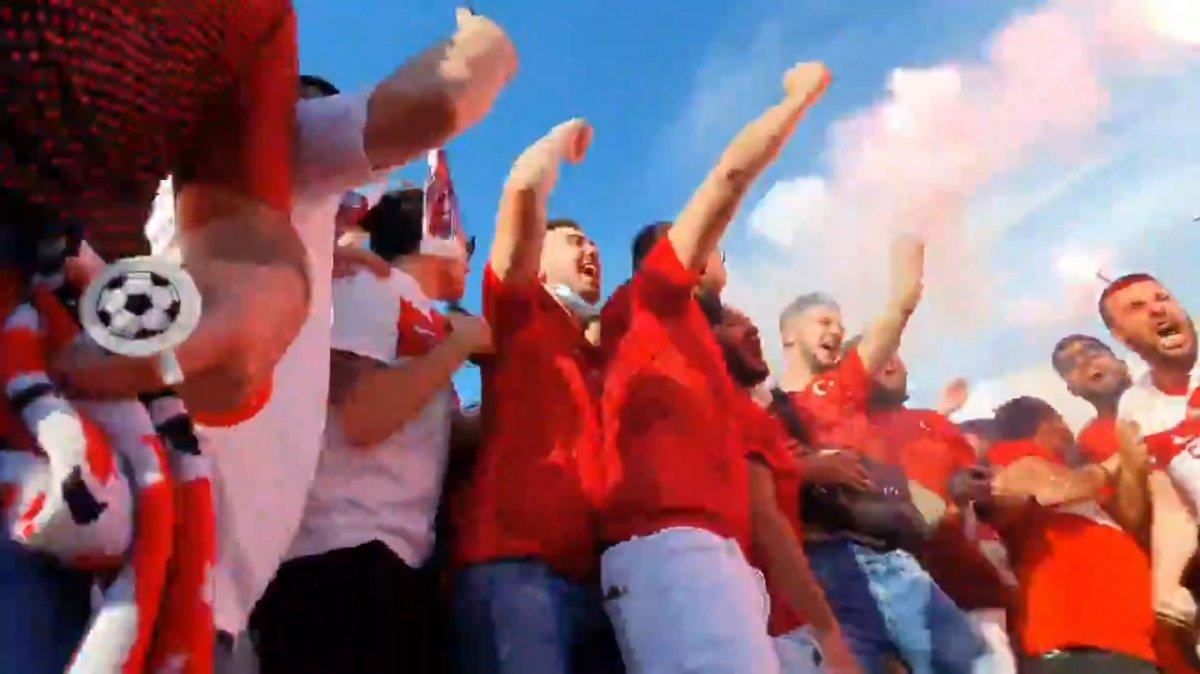 İtalya'da Bakan Kasapoğlu taraftarlara üçlü çektirdi