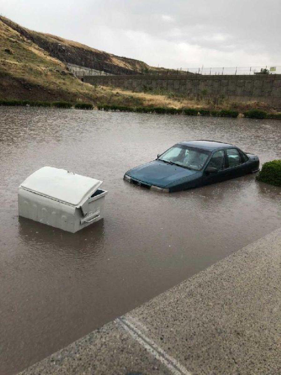 Ankara'da sağanak yağış nedeniyle ev ve iş yerlerini su bastı