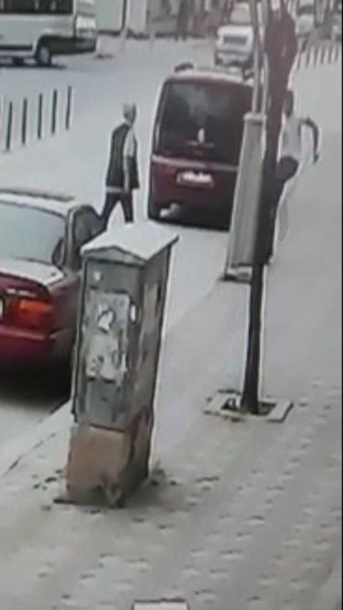 Kocaeli’de, telefon panosunu tekmeleyerek devirdi