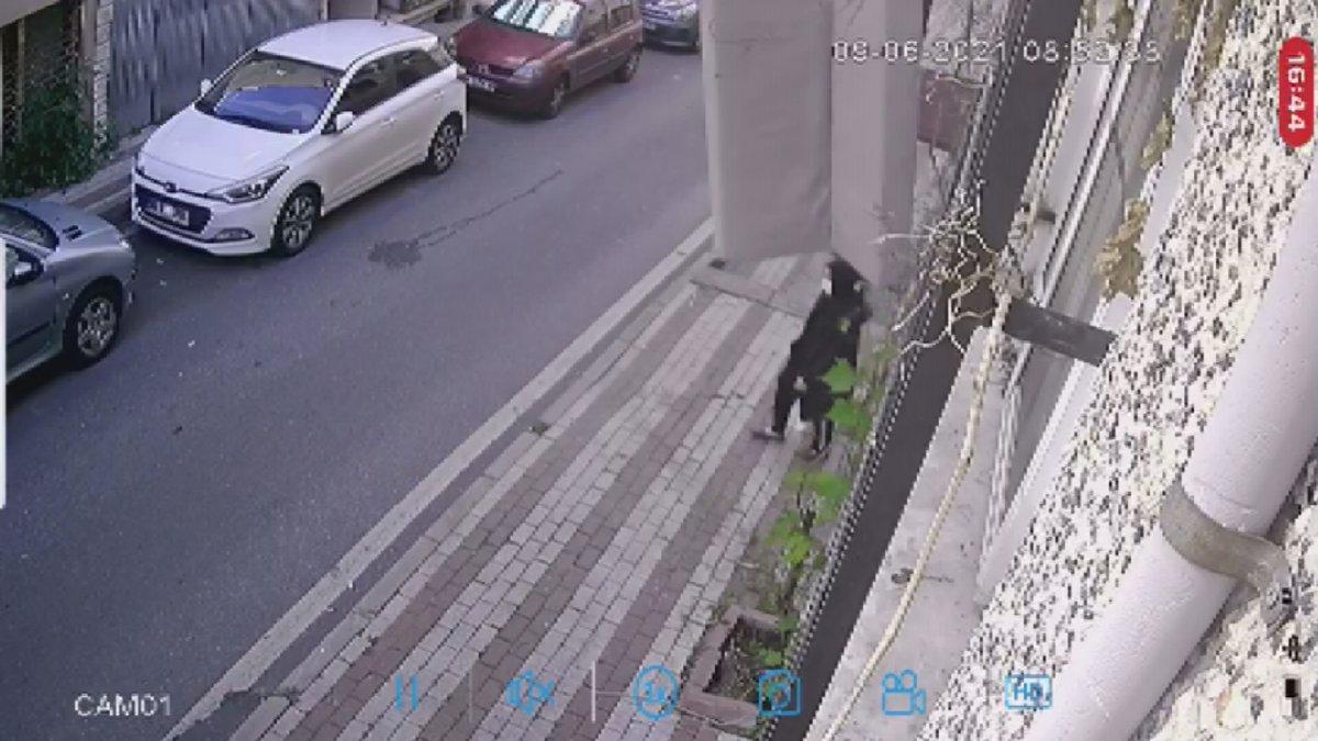 Üsküdar'da üçüncü kattan atılan kanepe ölüme neden oluyordu