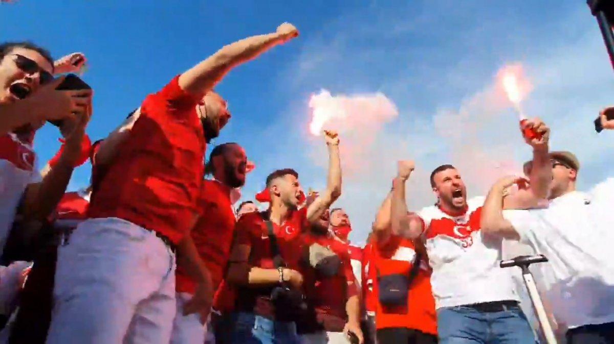 İtalya'da Bakan Kasapoğlu taraftarlara üçlü çektirdi