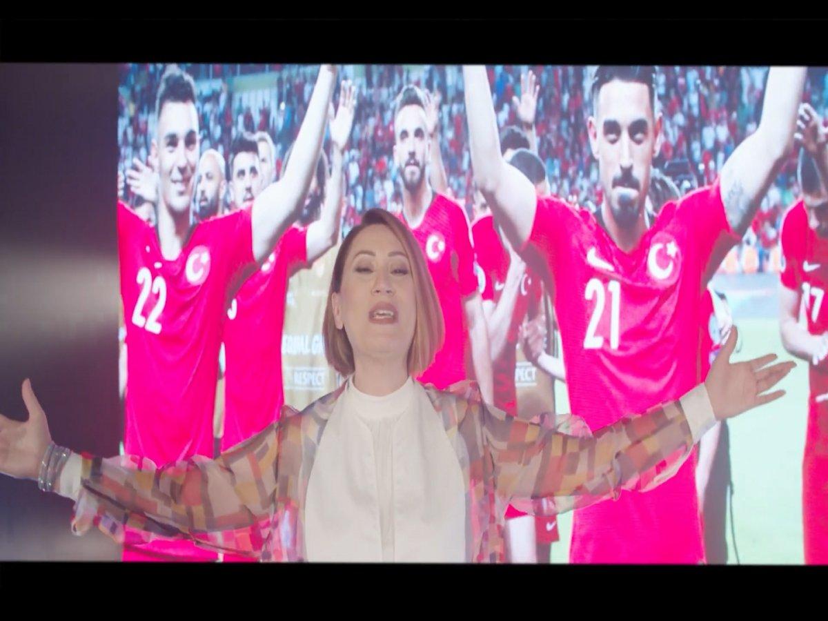 Azerin, Milli Takım için şarkı yaptı