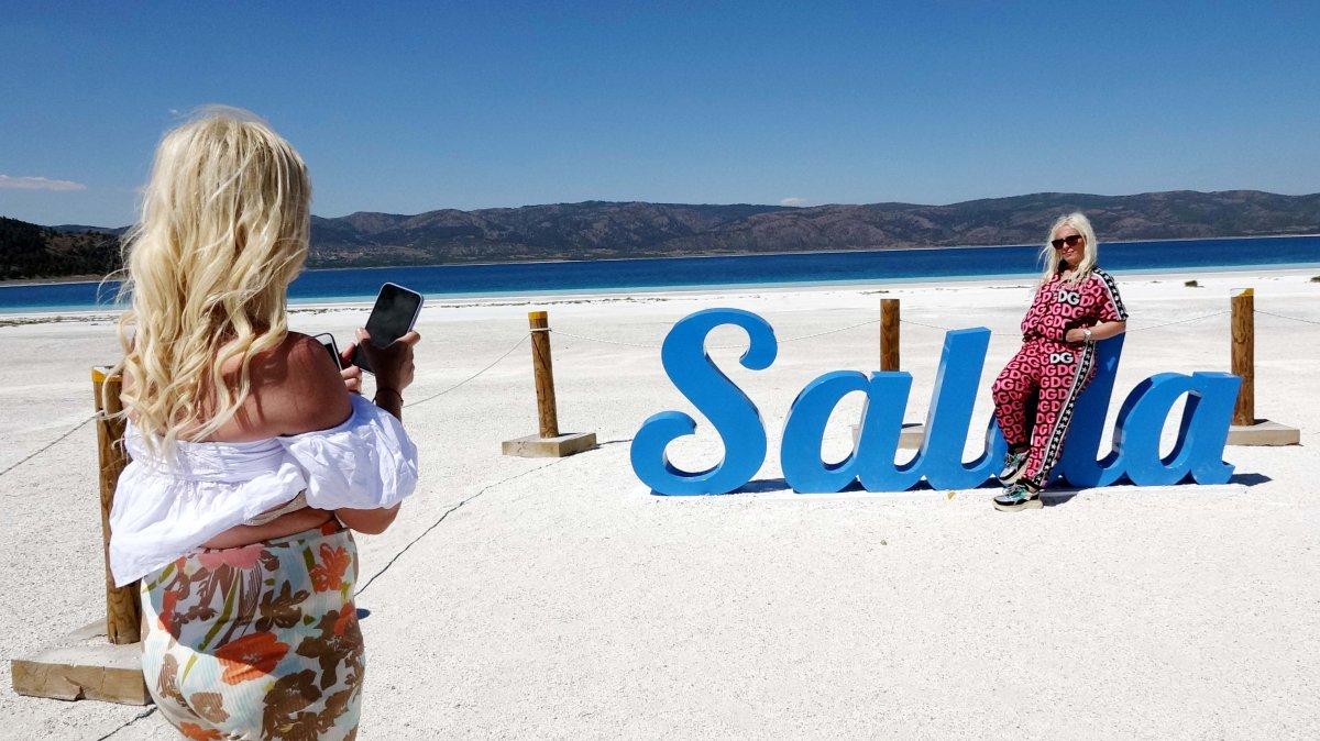 Salda Gölü ziyaretçilerin akınına uğradı