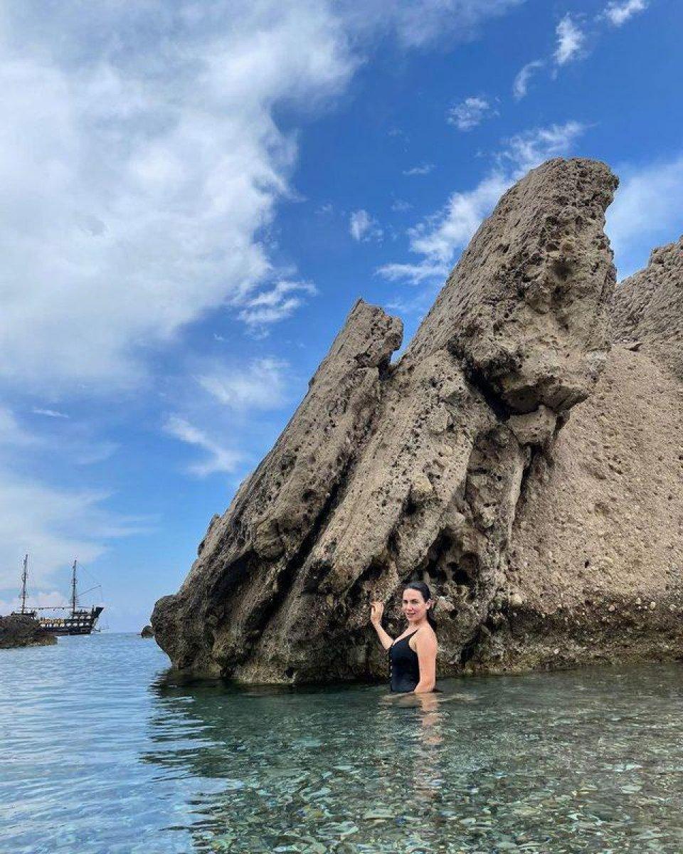 Buse Varol'dan mayolu paylaşım