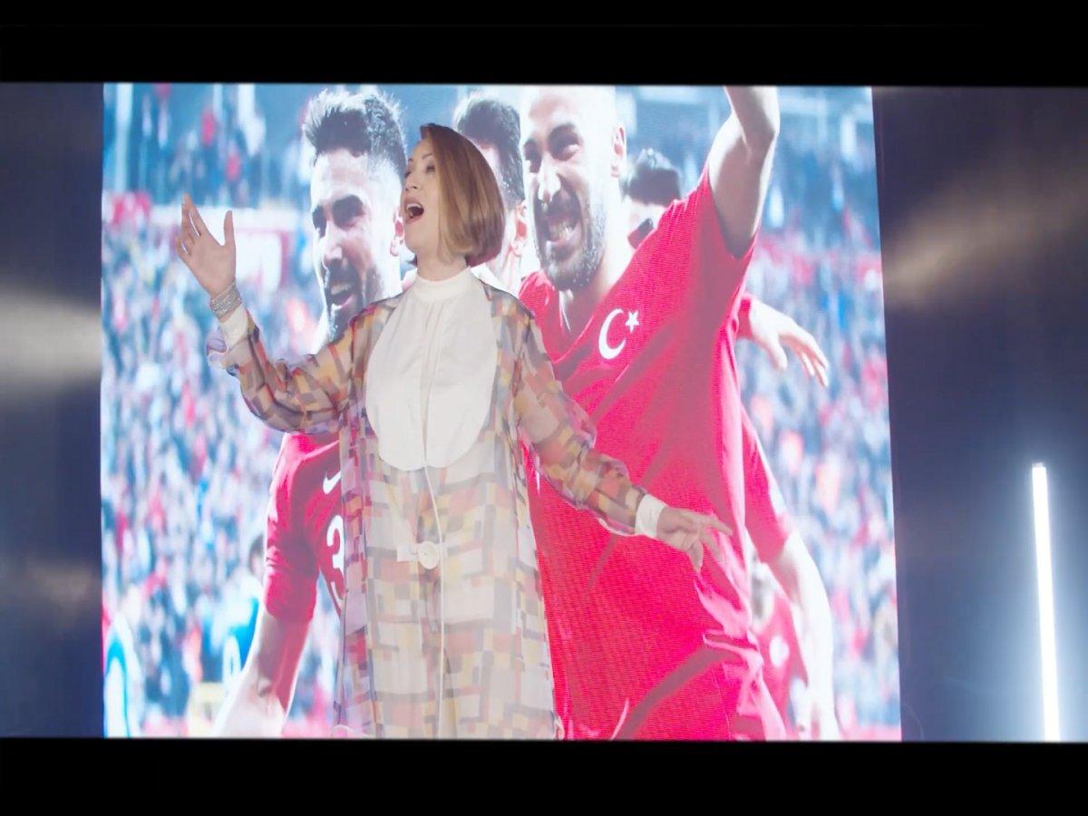 Azerin, Milli Takım için şarkı yaptı