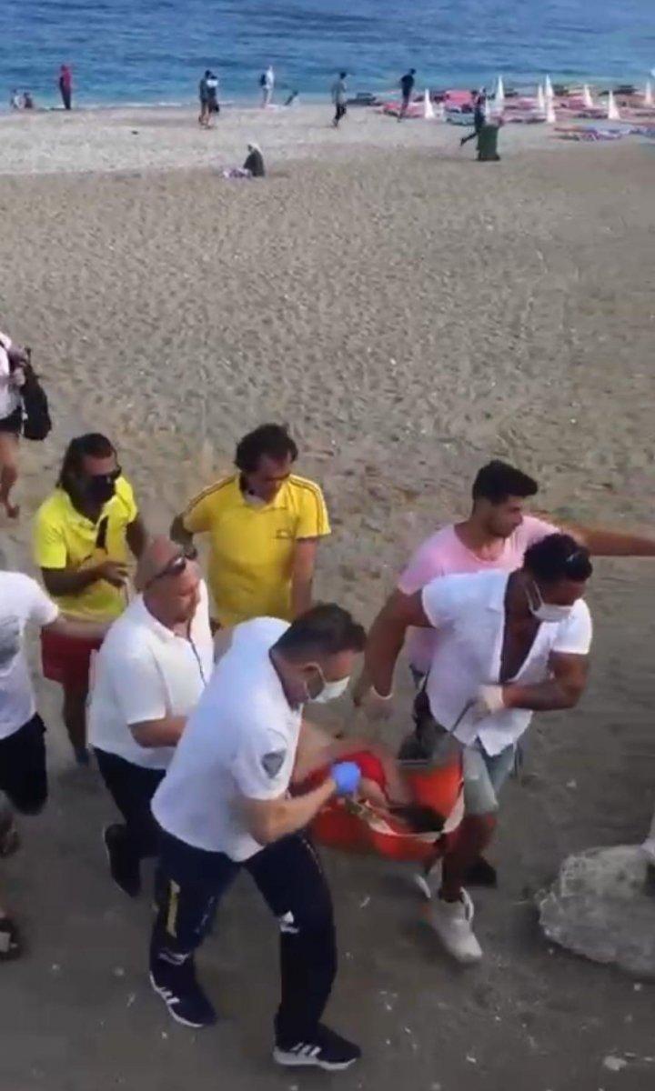 Antalya'da, Rus kadın boğulma tehlikesi geçirdi