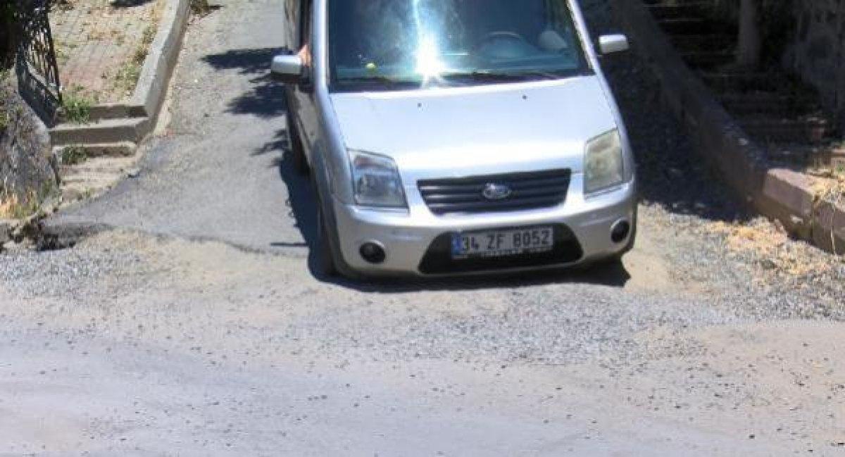 Şişli'de kapatılmayan çukurlar sürücülerin kabusu oldu