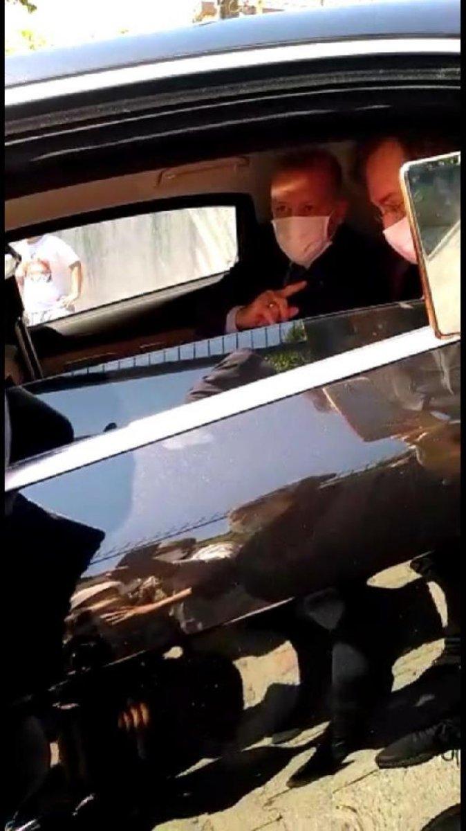 Cumhurbaşkanı Erdoğan, 'Tayyip Dede' diye seslenen çocuklar için konvoyu durdurdu