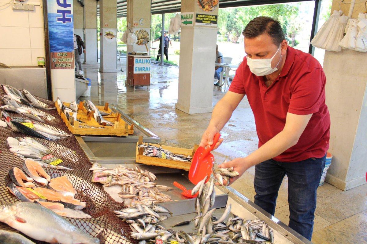İzmit’te müsilaj, müşterinin ayağını balık pazarından kesti
