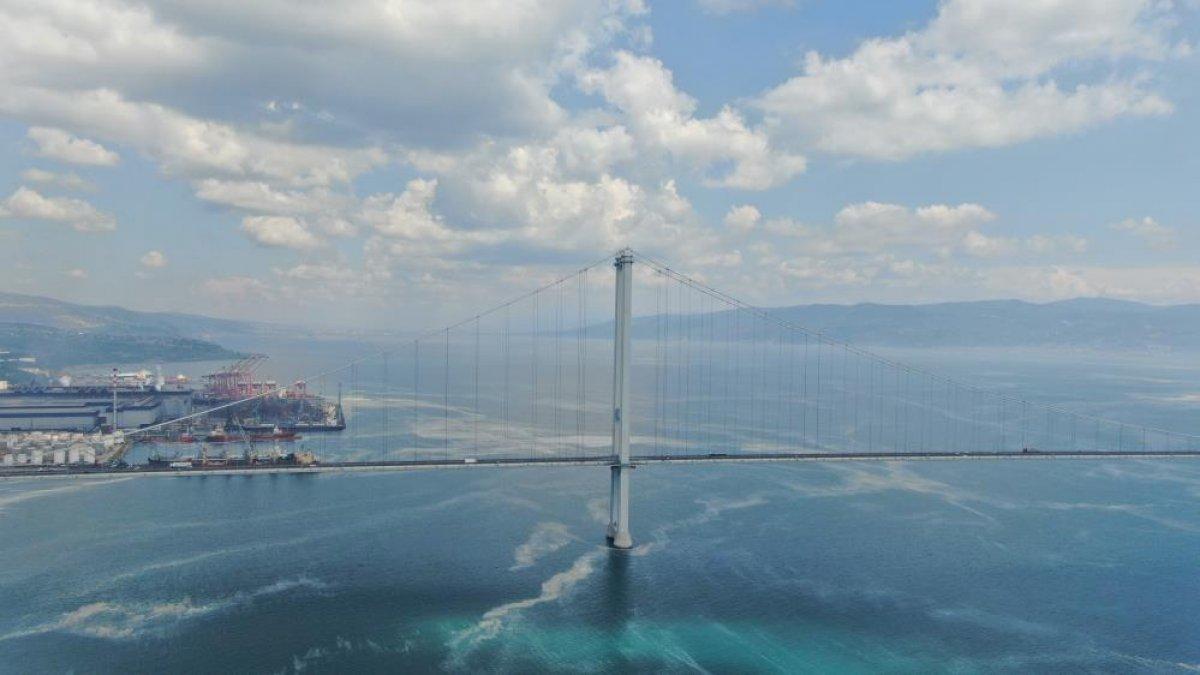 Osmangazi Köprüsü’nün etrafını deniz salyası sardı