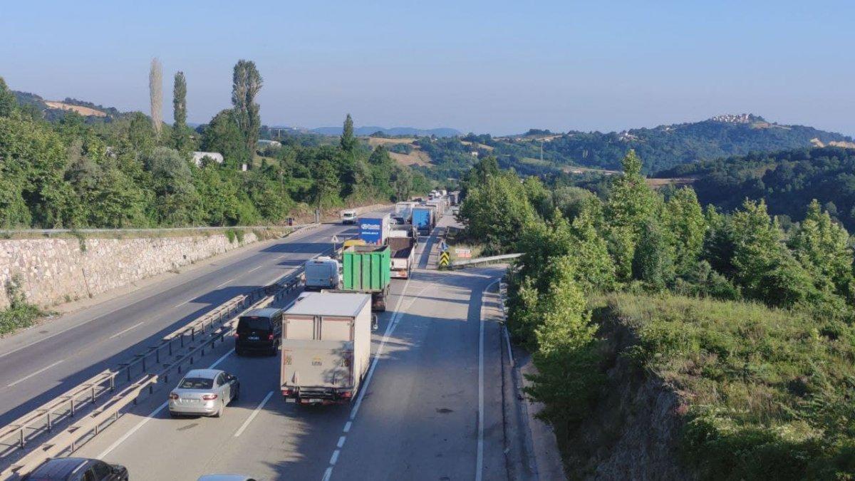 Yalova’da hurda yüklü tır, bariyerlere çarptı