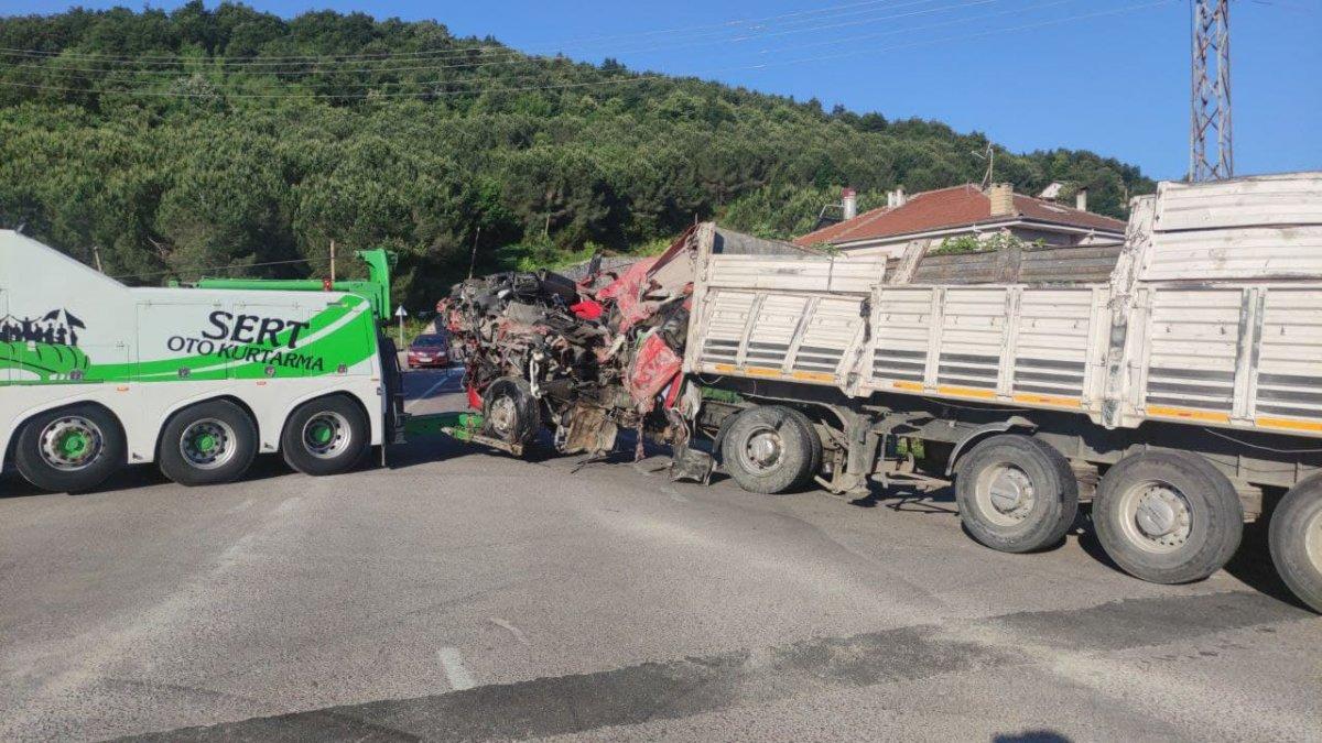 Yalova’da hurda yüklü tır, bariyerlere çarptı