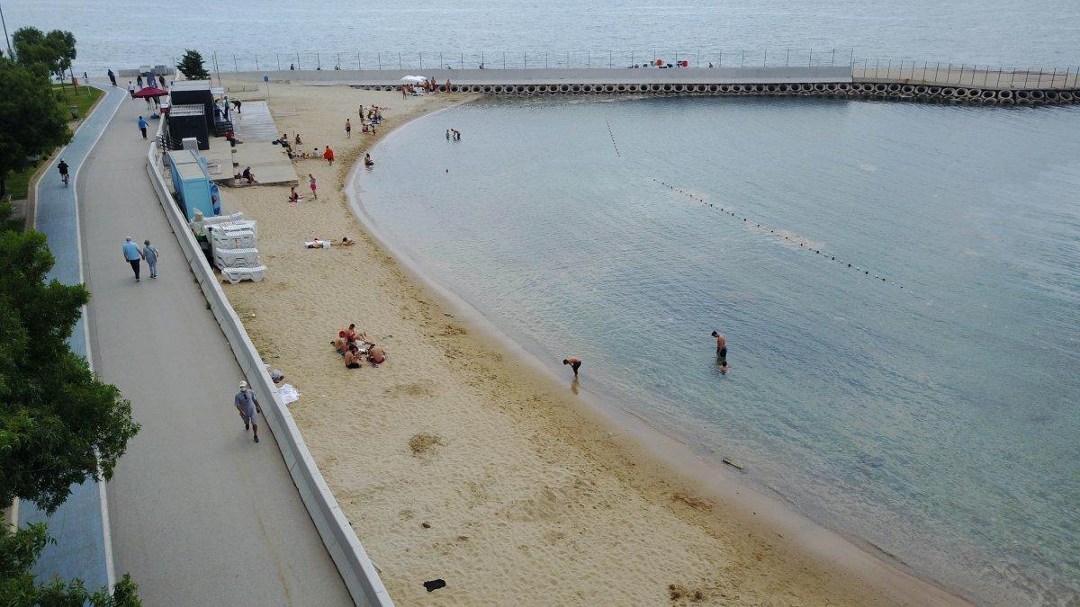 Caddebostan'da deniz salyalarına aldırmadan yüzdüler