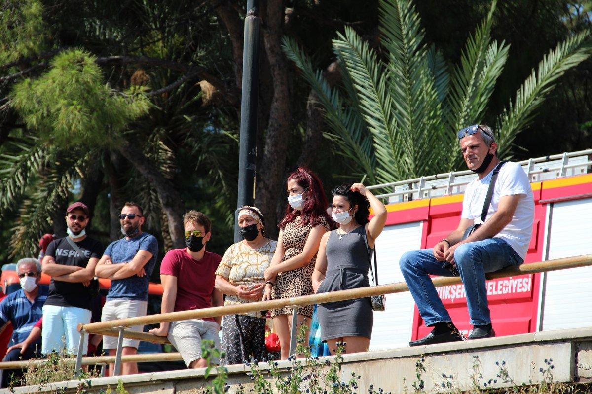 Antalya'da itfaiye ceset çıkarma derdinde vatandaşlar ise izleme