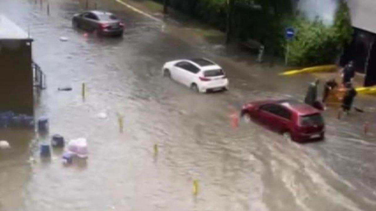 İstanbul'da sağanak yağış sele döndü