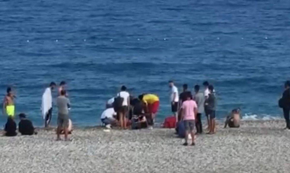 Antalya'da, Rus kadın boğulma tehlikesi geçirdi