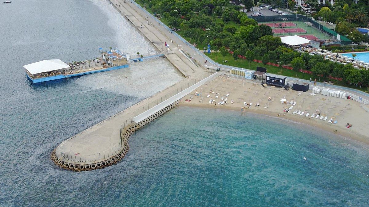 Caddebostan'da deniz salyalarına aldırmadan yüzdüler