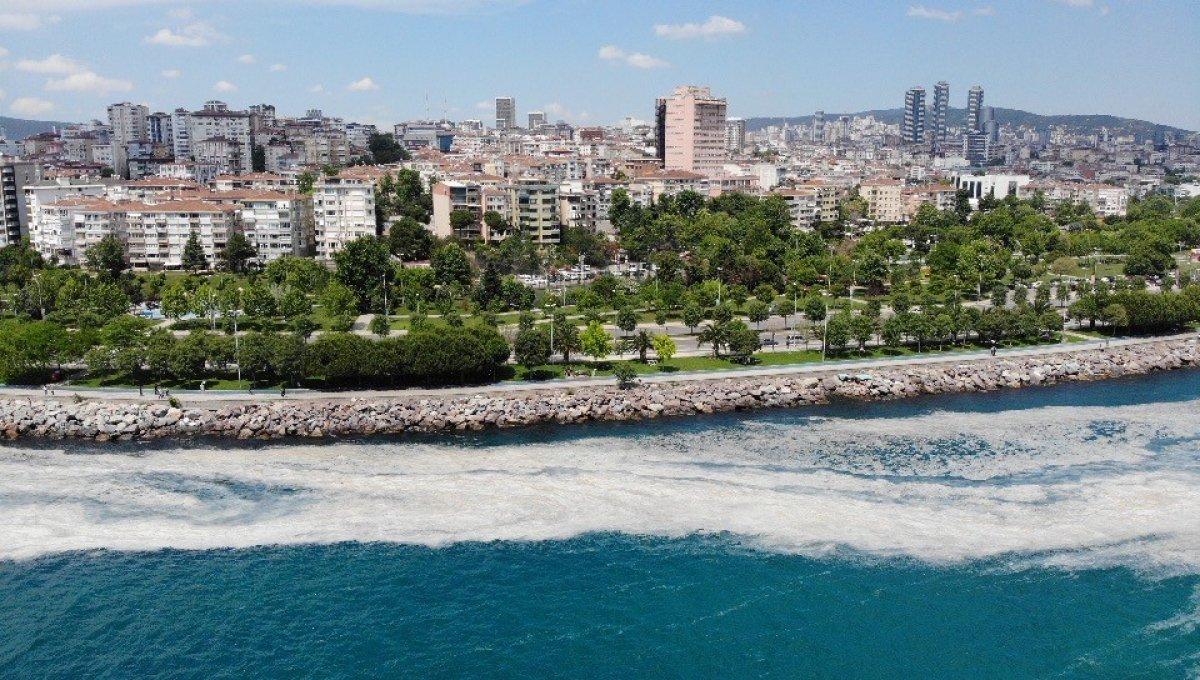 Kartal Sahili'ndeki müsilaj havadan görüntülendi