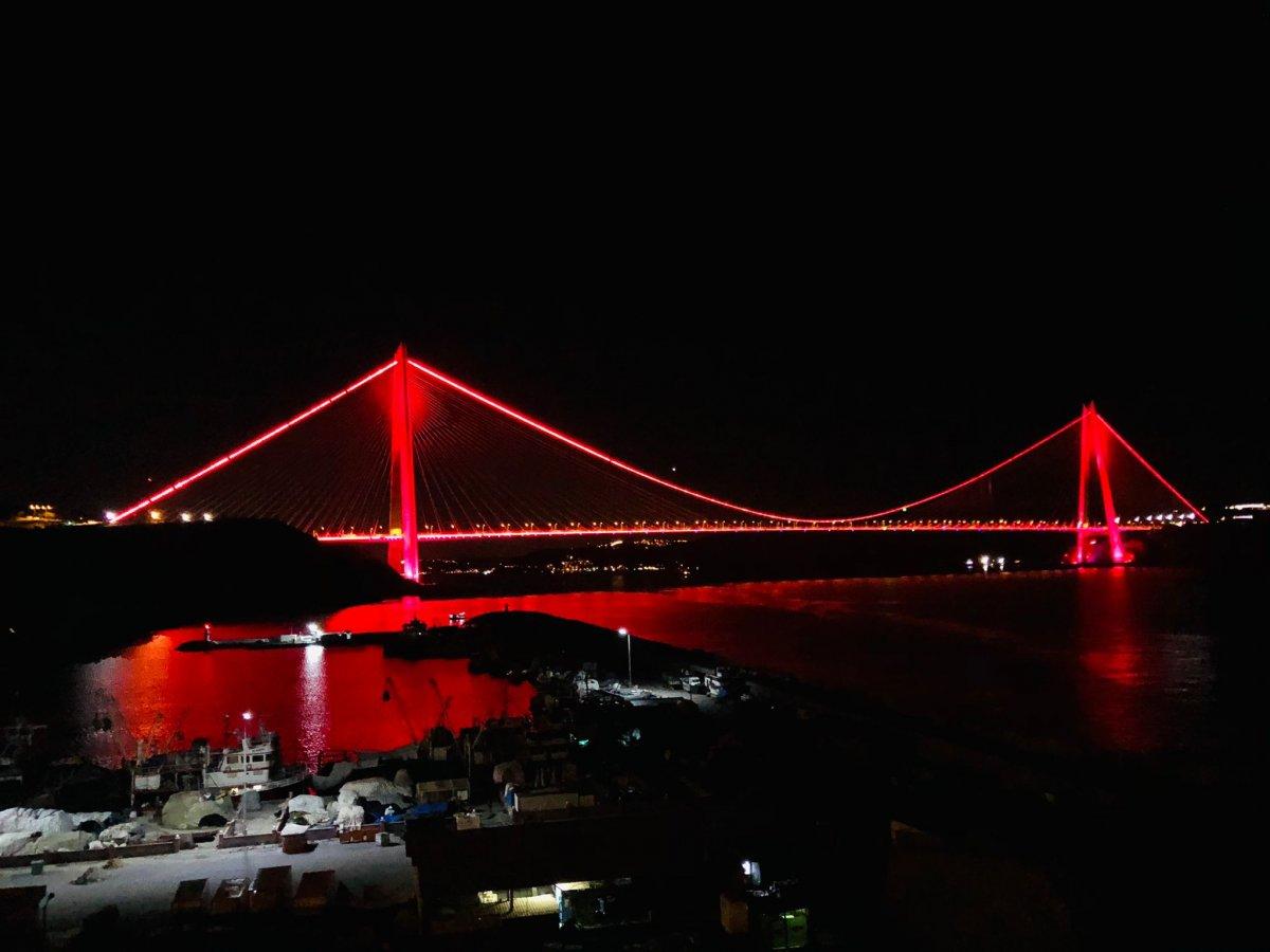 Türkiye’nin sembol yapıları, Kızılay için kırmızıyla aydınlatıldı