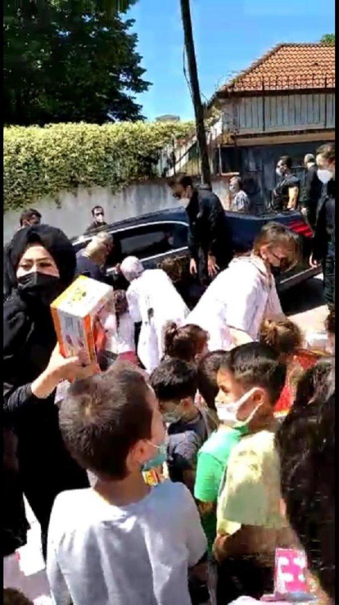 Cumhurbaşkanı Erdoğan, 'Tayyip Dede' diye seslenen çocuklar için konvoyu durdurdu