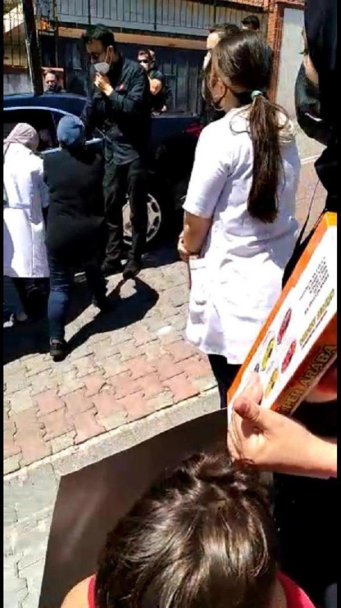 Cumhurbaşkanı Erdoğan, 'Tayyip Dede' diye seslenen çocuklar için konvoyu durdurdu