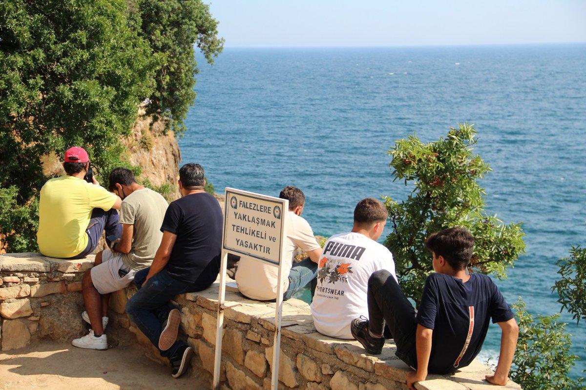 Antalya'da itfaiye ceset çıkarma derdinde vatandaşlar ise izleme