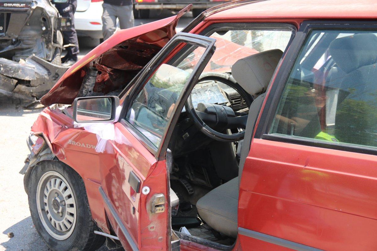 Eskişehir'de köpeği ezmemek için ani fren yaptı, zincirleme kaza meydana geldi