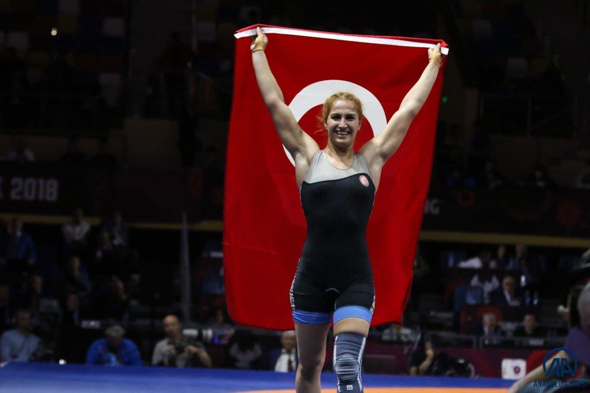 Milli güreşçi Buse Tosun'dan Polonya'da gümüş madalya