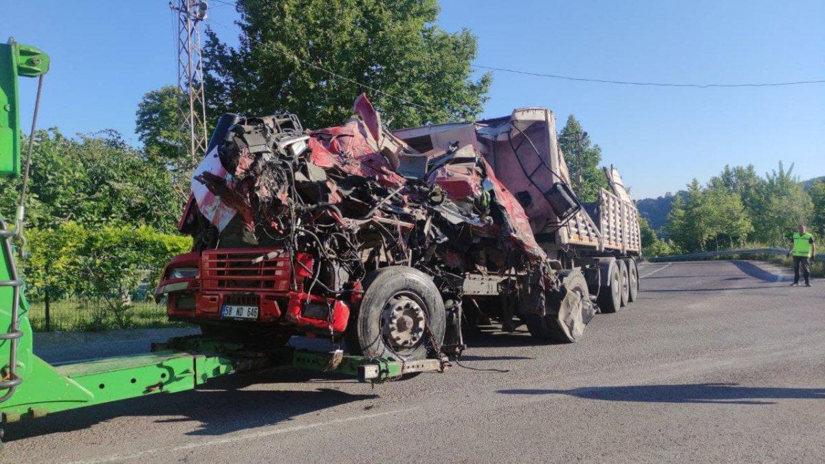 Yalova’da hurda yüklü tır, bariyerlere çarptı