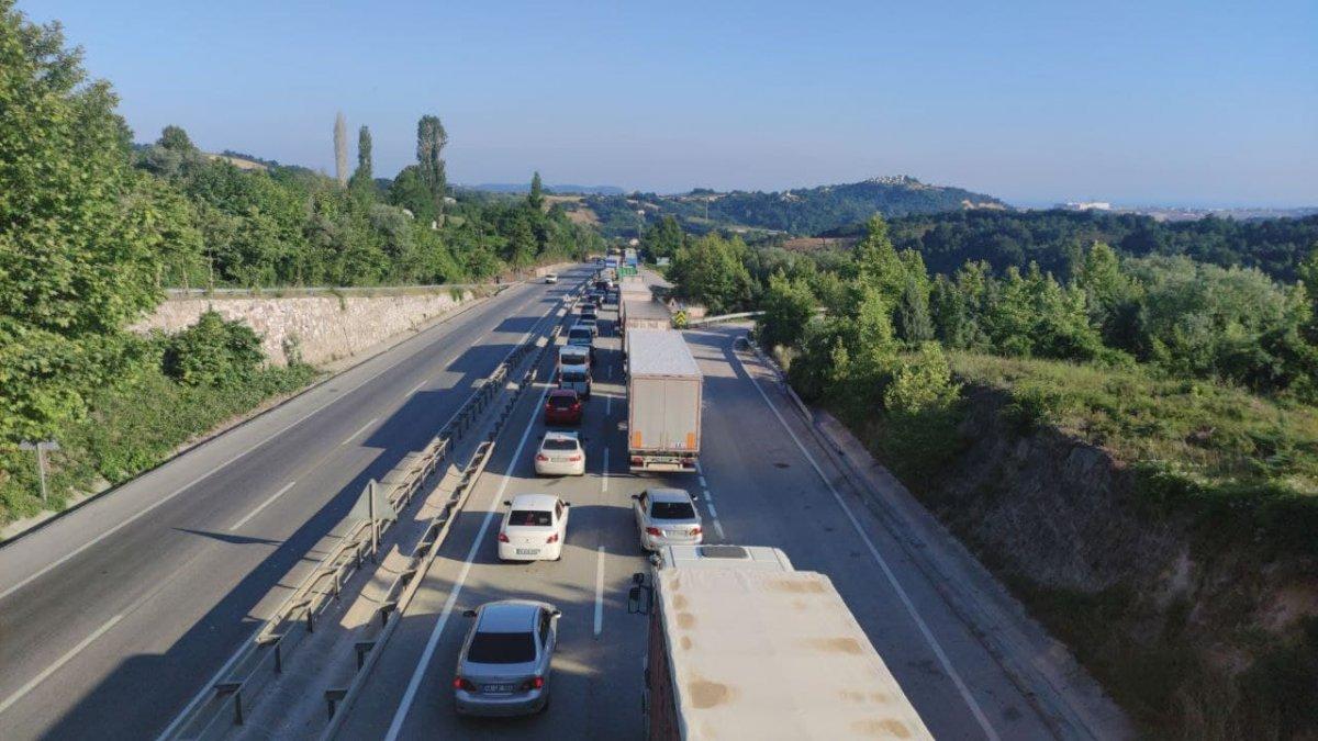 Yalova’da hurda yüklü tır, bariyerlere çarptı