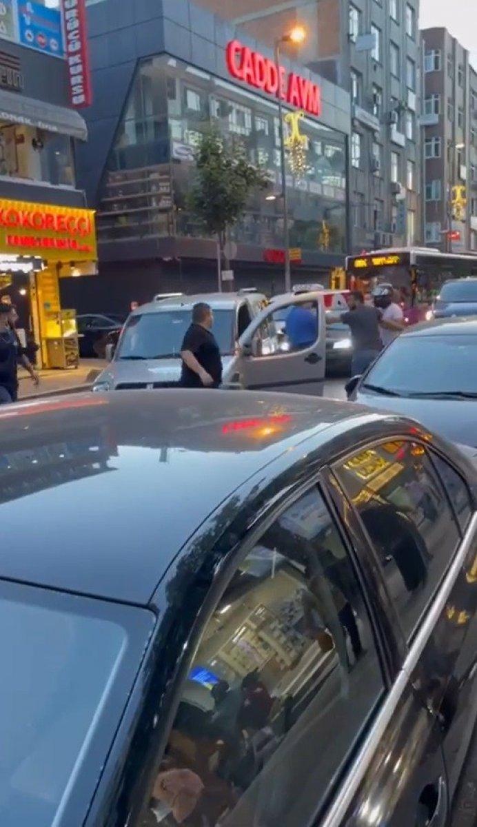 Küçükçekmece’de yumruklu tekmeli yol verme kavgası