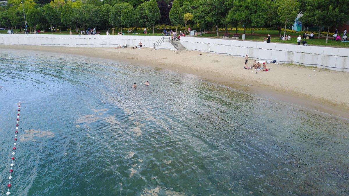 Caddebostan'da deniz salyalarına aldırmadan yüzdüler