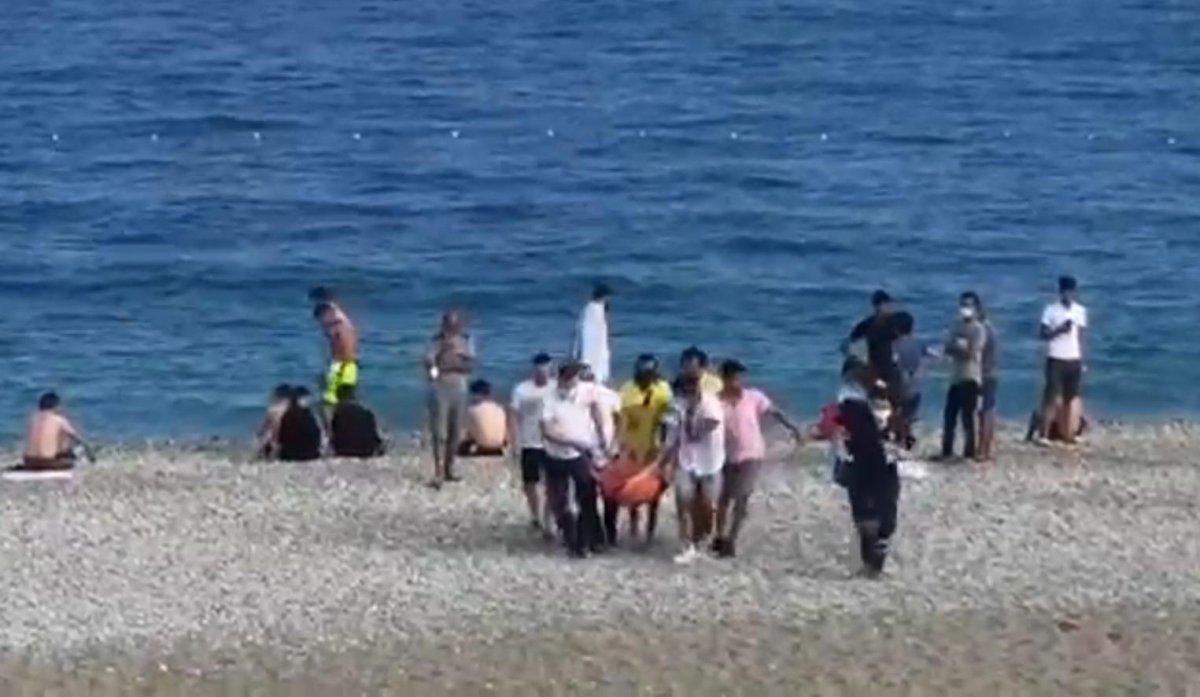 Antalya'da, Rus kadın boğulma tehlikesi geçirdi