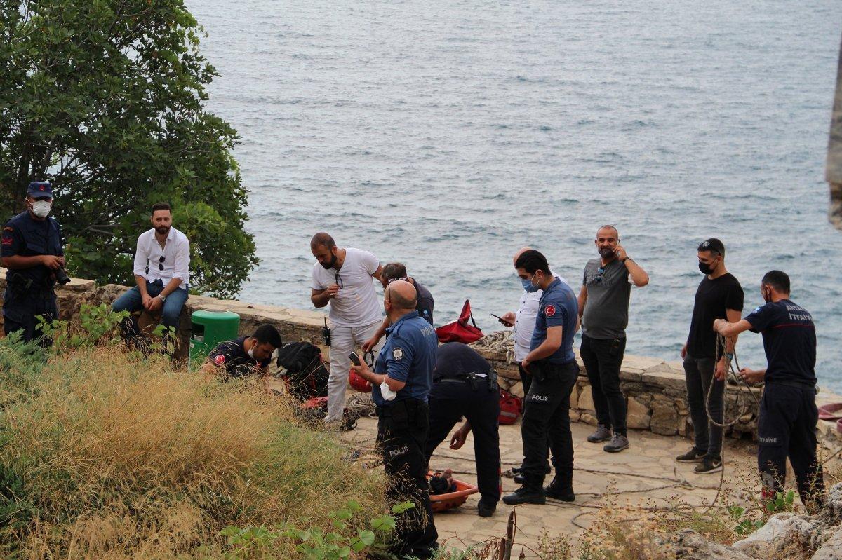 Antalya'da itfaiye ceset çıkarma derdinde vatandaşlar ise izleme