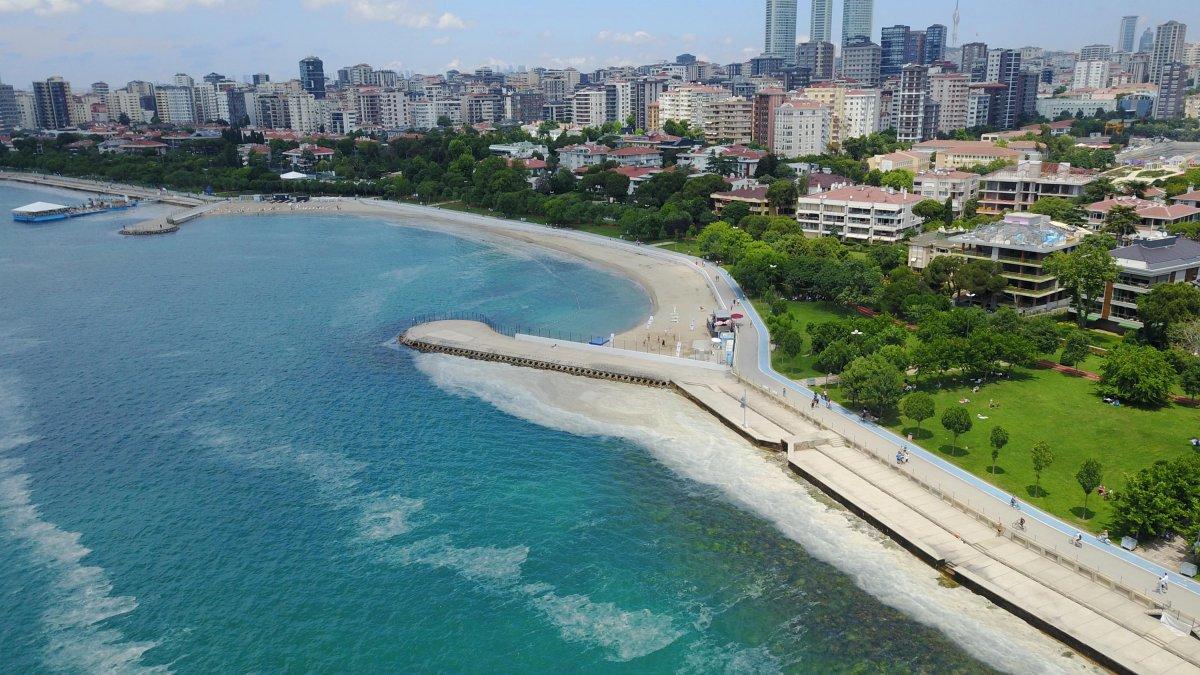 Caddebostan'da deniz salyalarına aldırmadan yüzdüler