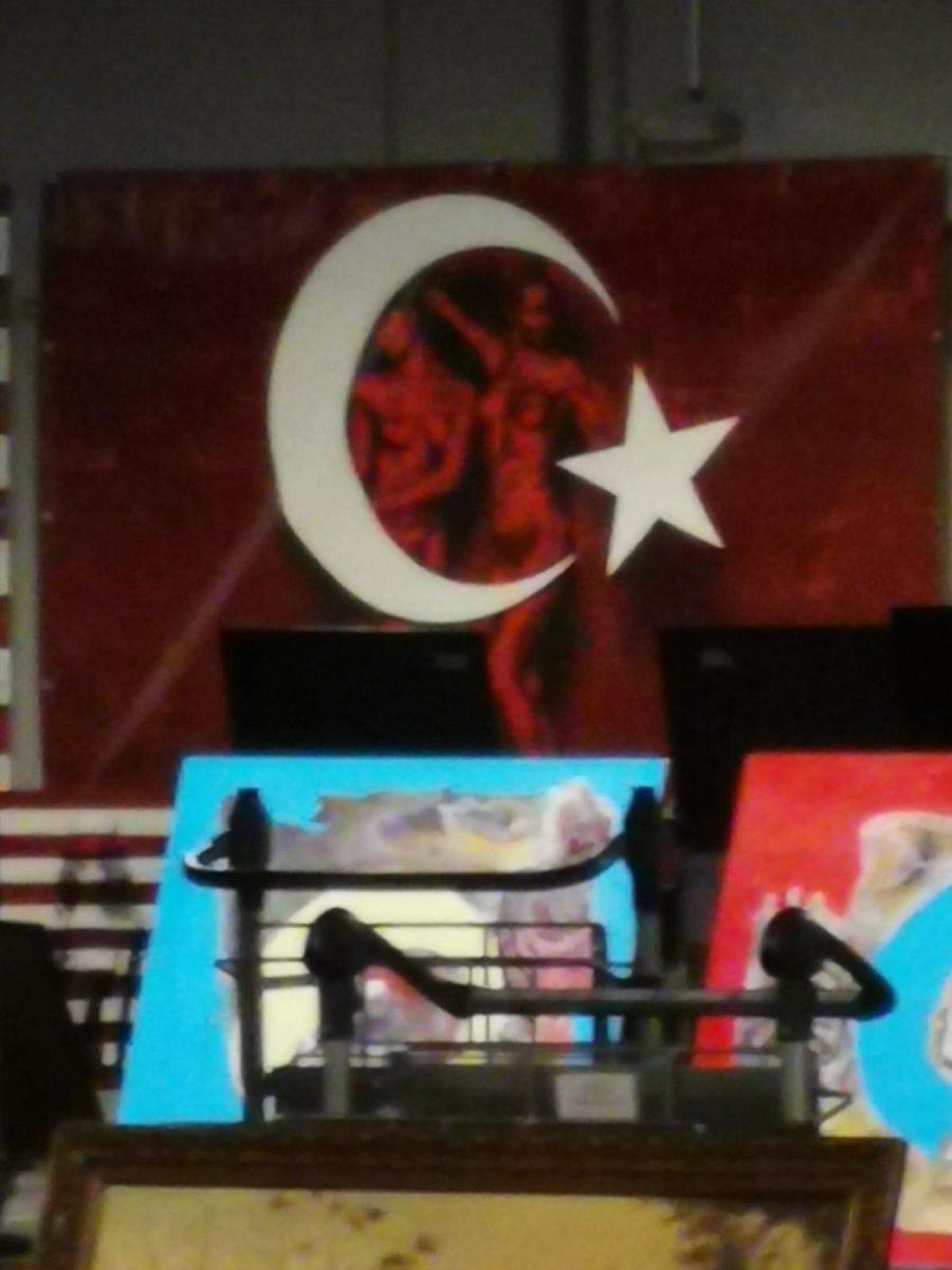 Almanya'da Türk bayrağı üzerine çizim yapıldı