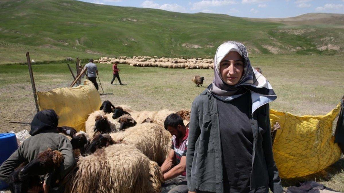 Doktora öğrencisi, tezi için bir yıl göçerlerle yaşadı