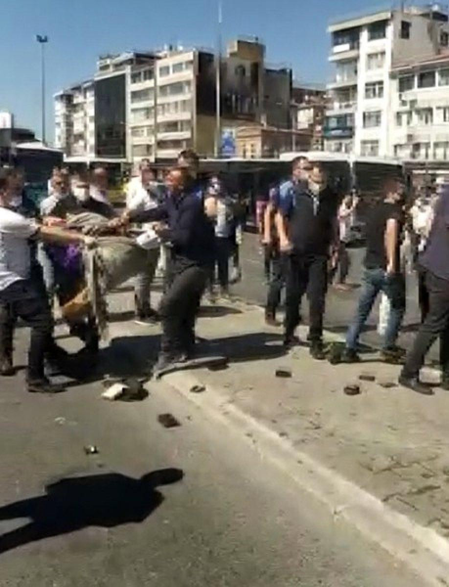 Kadıköy’de zabıta ekipleri ile seyyar satıcı arasında yumruklu kavga