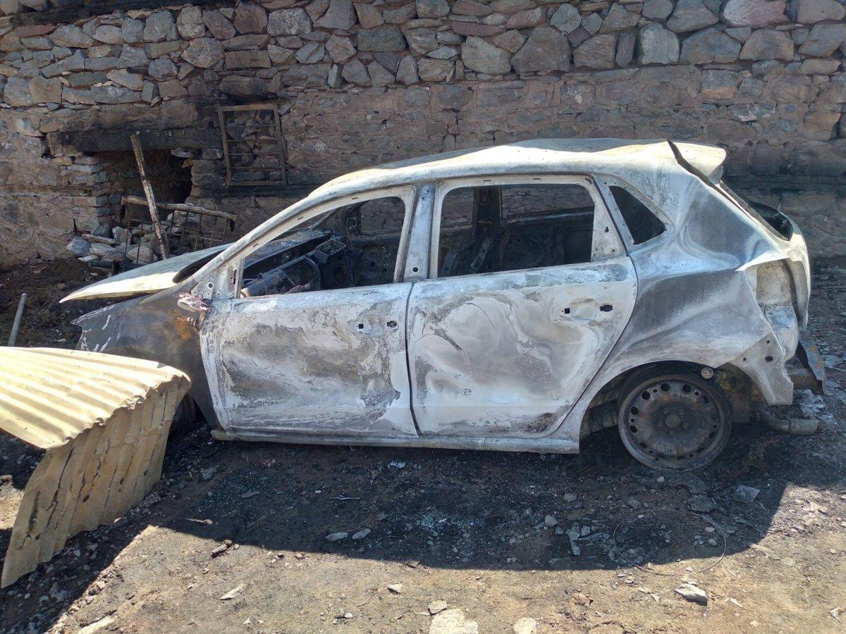 Elazığ’da, köyde çıkan yangında 2 araç küle döndü