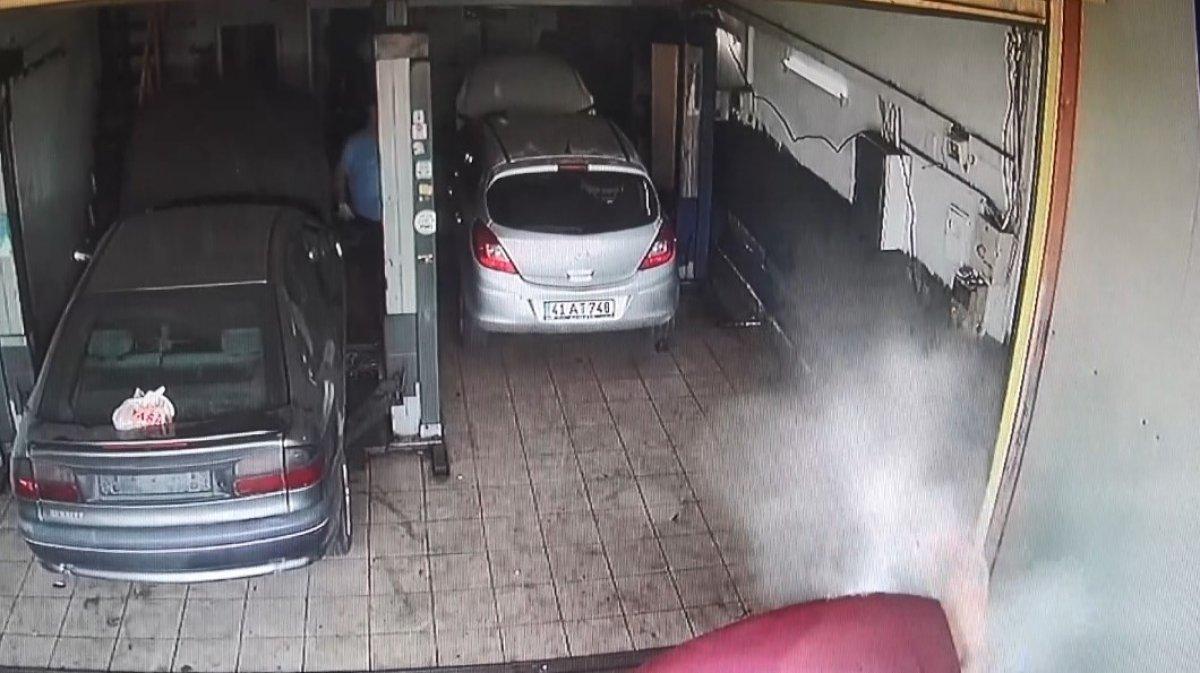 İzmit'te kaputu açılan otomobilin su kazanı patladı