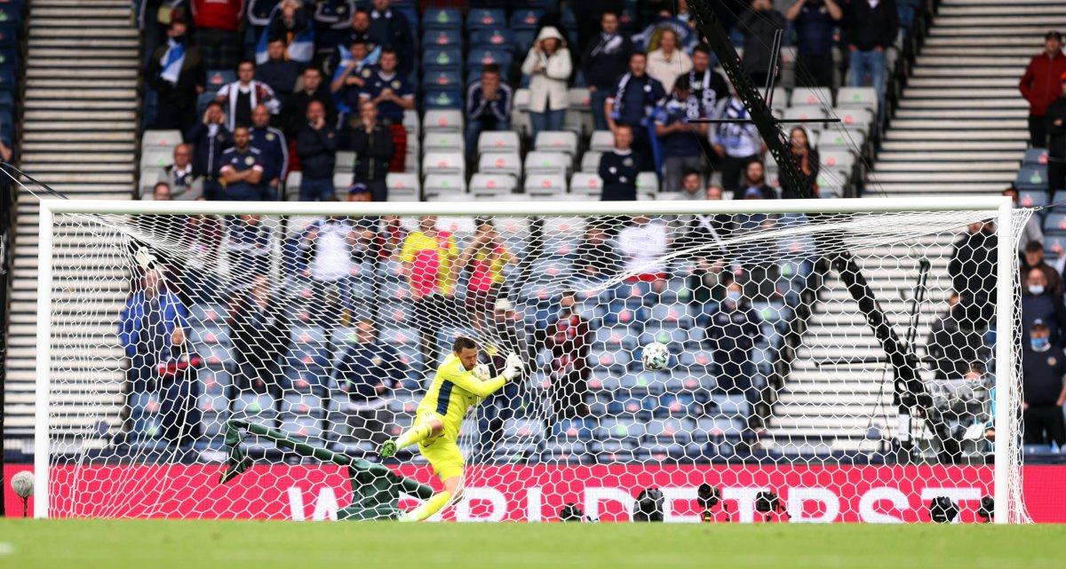 Patrick Schick orta sahadan gol attı