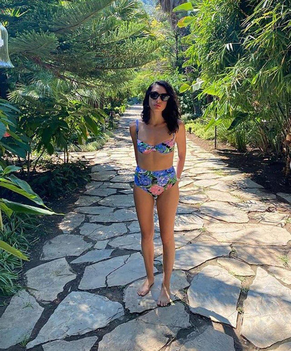Hazar Ergüçlü çiçekli bikinisiyle poz verdi